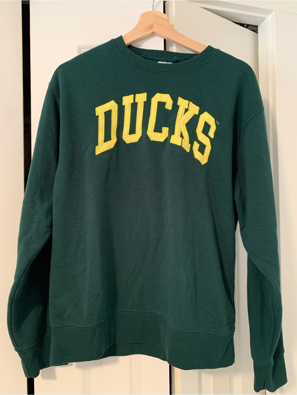 Oregon Ducks Green Crewneck Sweatshirt with Yellow Appliqué